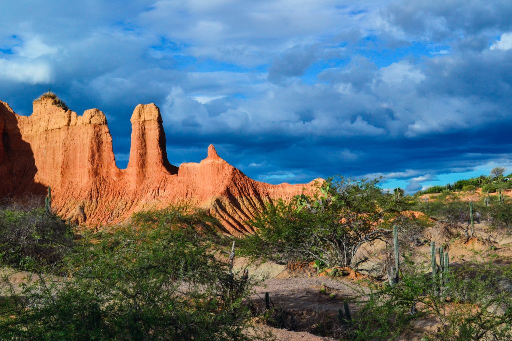 impresionante-paisaje-del-nublado-cielo-azul-sobre-el-desierto-de-la-tatacoa-en-colombia